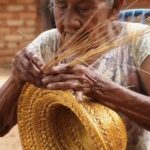 Dona Isabel, do povo Xerente, aldeia Zé Brito, carrega nas mãos o tempo, a memória e o saber.