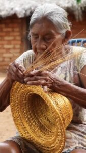 Dona Isabel, do povo Xerente, aldeia Zé Brito, carrega nas mãos o tempo, a memória e o saber.
